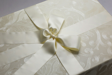 Die Accessoires-Boxen Coffee Ornaments werden mit passender Satinschleife kombiniert
